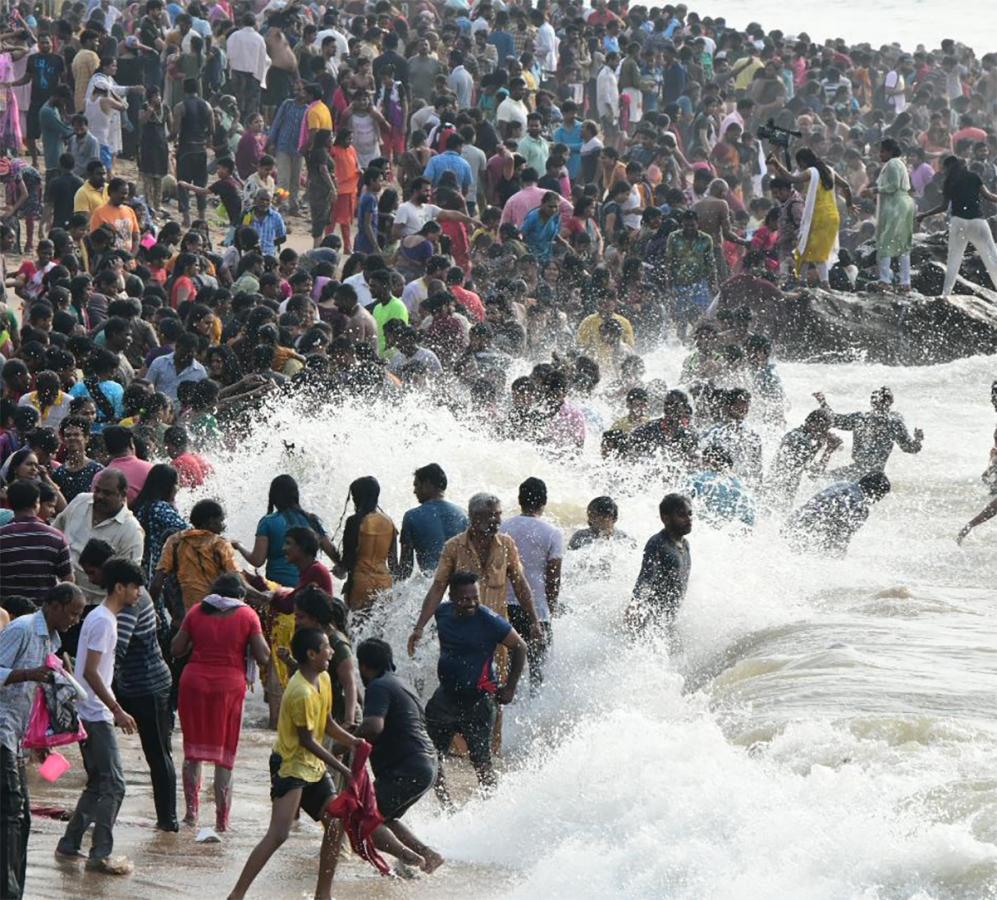 Maha_20Shivaratri_202021_20Devotees_20Rush_20Beach_20Photos-12.jpg 10