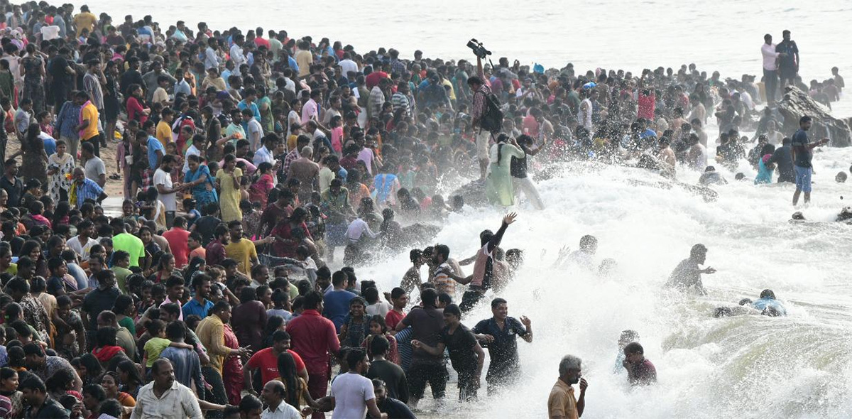 Maha_20Shivaratri_202021_20Devotees_20Rush_20Beach_20Photos-13.jpg 11