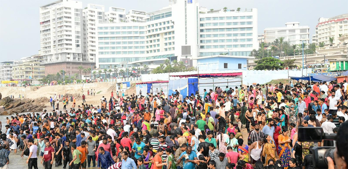 Maha_20Shivaratri_202021_20Devotees_20Rush_20Beach_20Photos-15.jpg 13