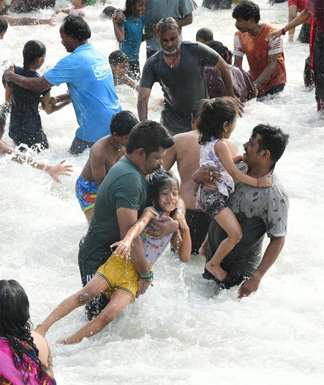 Maha_20Shivaratri_202021_20Devotees_20Rush_20Beach_20Photos-19.jpg 16