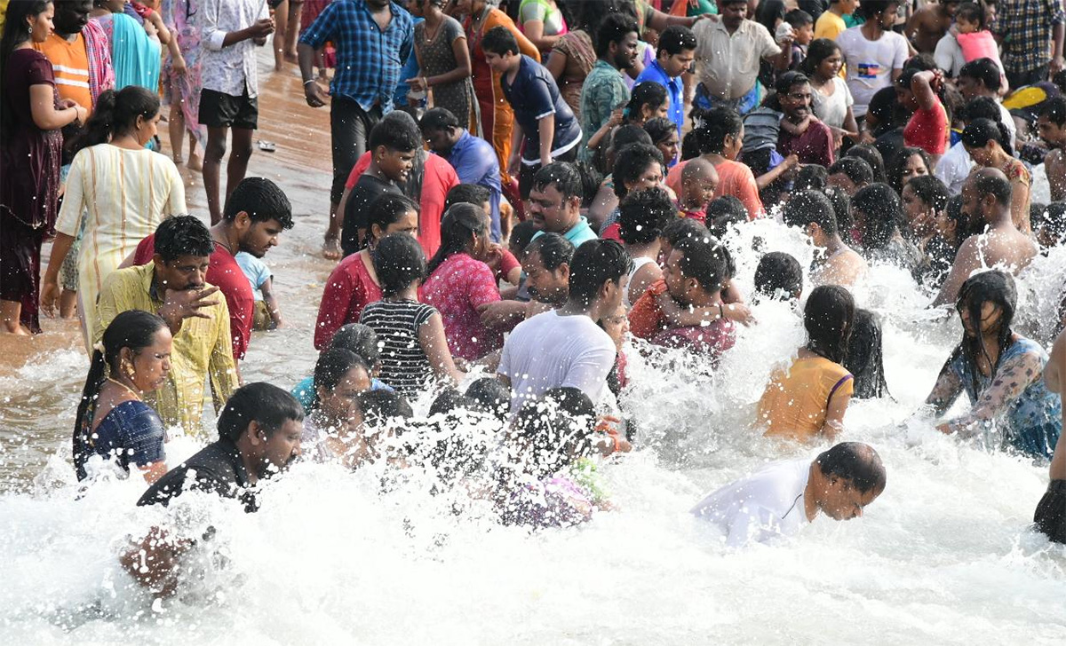 Maha_20Shivaratri_202021_20Devotees_20Rush_20Beach_20Photos-2.jpg 2