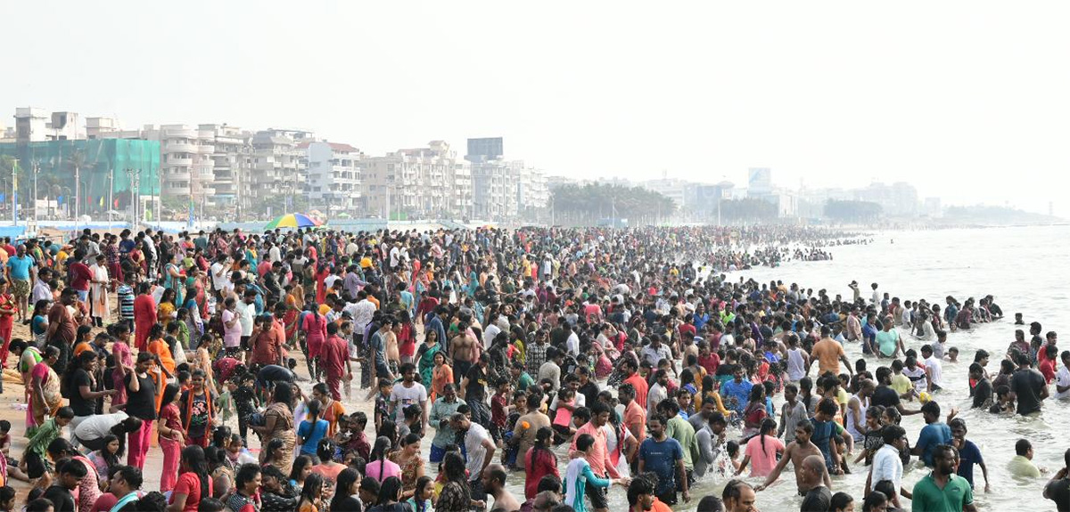 Maha_20Shivaratri_202021_20Devotees_20Rush_20Beach_20Photos-3.jpg 3