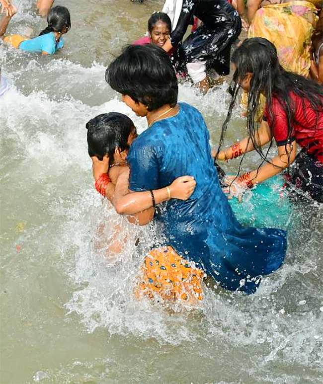 Maha_20Shivaratri_202021_20Devotees_20Rush_20Beach_20Photos-5.jpg 4