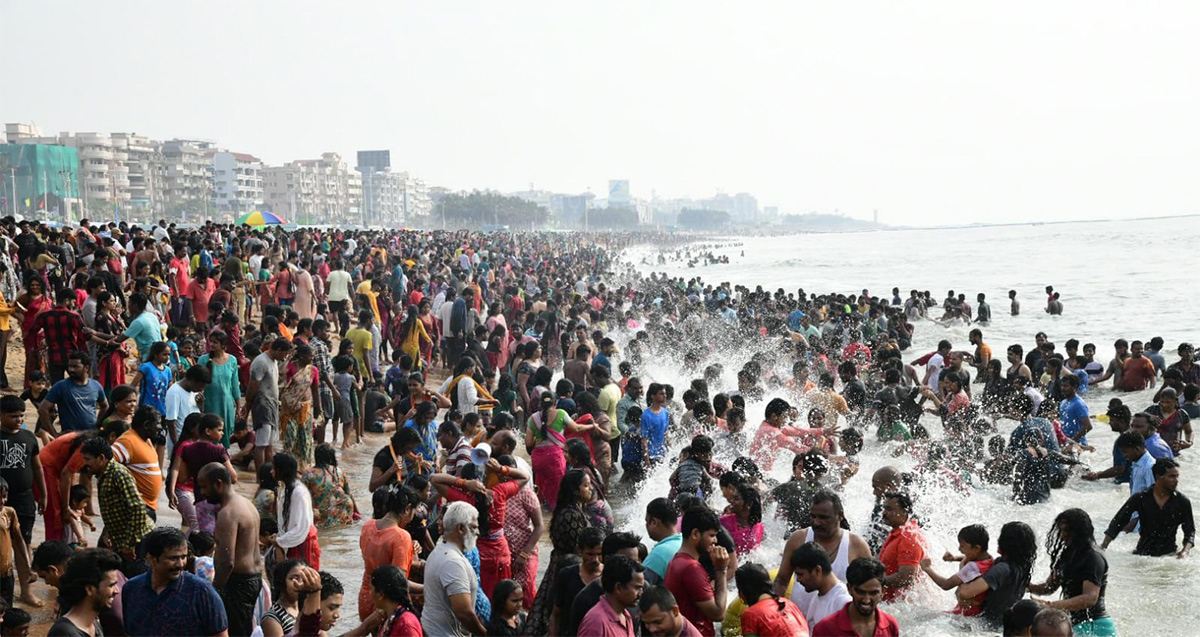 Maha_20Shivaratri_202021_20Devotees_20Rush_20Beach_20Photos-6.jpg 5