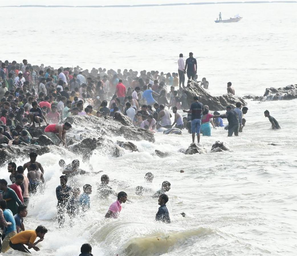 Maha_20Shivaratri_202021_20Devotees_20Rush_20Beach_20Photos-8.jpg 7