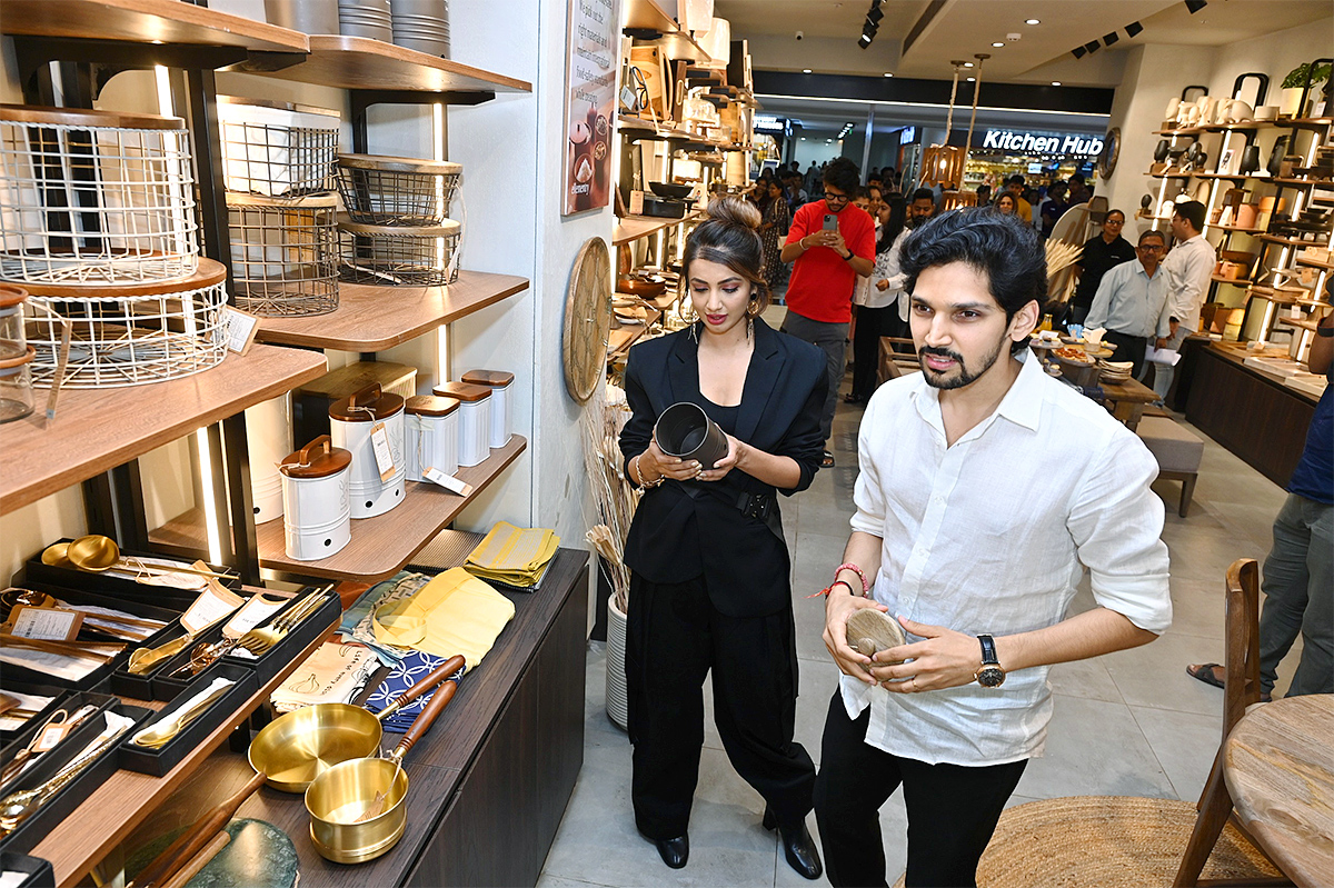 Actress_20Tejaswi_20Madivada_20Launch_20ELLEMENTRY_20Store-12.jpg 10