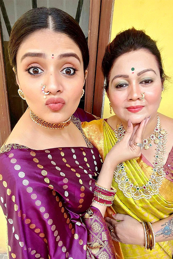 Anchor_20Srimukhi_20with_20mother_20Emotional_20post_20Photos_1.jpg 2