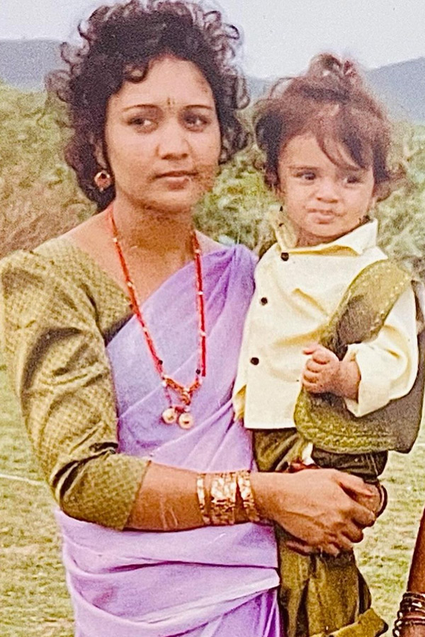 Anchor_20Srimukhi_20with_20mother_20Emotional_20post_20Photos_7.jpg 8