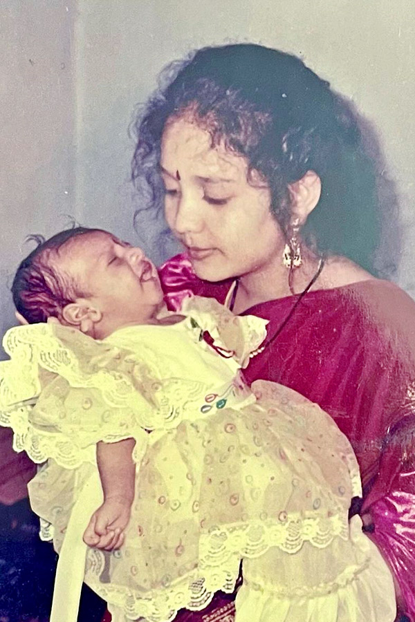 Anchor_20Srimukhi_20with_20mother_20Emotional_20post_20Photos_8.jpg 9