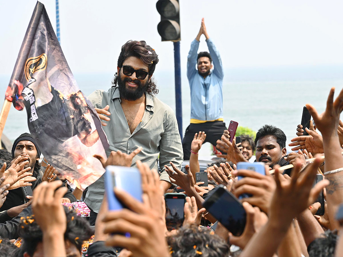 Fans_20Gathered_20For_20Icon_20Star_20Allu_20Arjun_20Vizag_20Airport_20Massive_20Rally_2C_20Photos_20Gallery_20Goes_20Viral-1.jpg 1