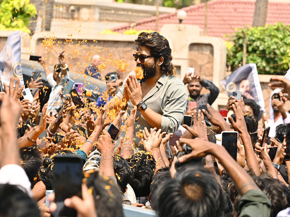 Fans_20Gathered_20For_20Icon_20Star_20Allu_20Arjun_20Vizag_20Airport_20Massive_20Rally_2C_20Photos_20Gallery_20Goes_20Viral-2.jpg 2