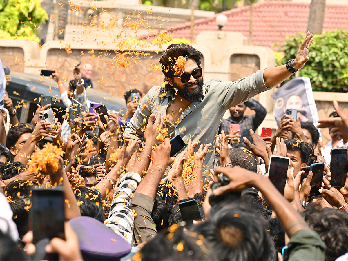 Fans_20Gathered_20For_20Icon_20Star_20Allu_20Arjun_20Vizag_20Airport_20Massive_20Rally_2C_20Photos_20Gallery_20Goes_20Viral-3.jpg 3