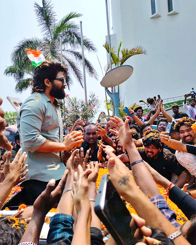 Fans_20Gathered_20For_20Icon_20Star_20Allu_20Arjun_20Vizag_20Airport_20Massive_20Rally_2C_20Photos_20Gallery_20Goes_20Viral-6.jpg 6