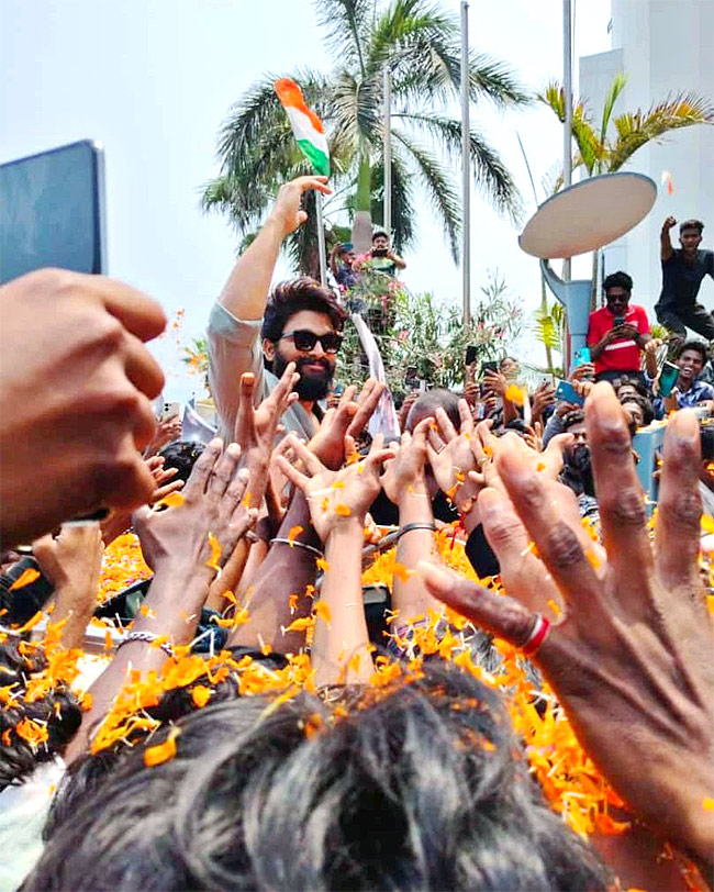 Fans_20Gathered_20For_20Icon_20Star_20Allu_20Arjun_20Vizag_20Airport_20Massive_20Rally_2C_20Photos_20Gallery_20Goes_20Viral-8.jpg 8