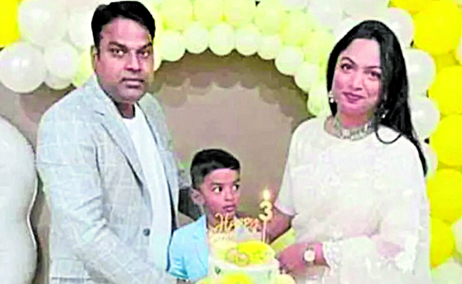 SWETHA_20WITH_20FAMILY.jpg