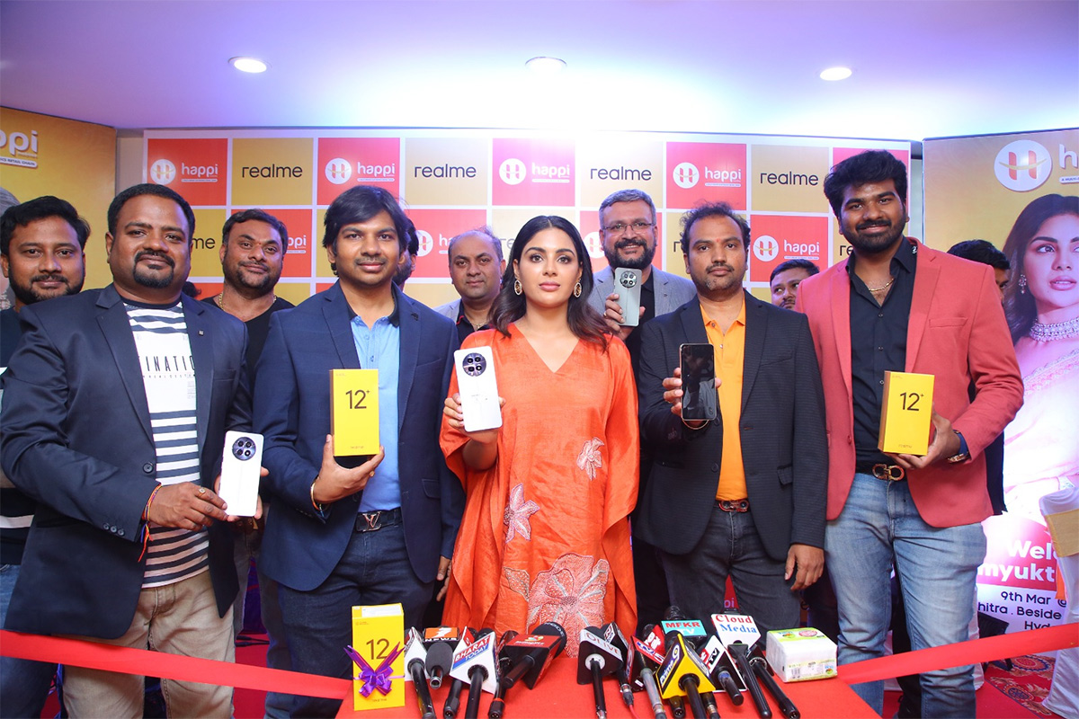 Samyuktha_20Menon_20launched_20the_20Realme_2012_20Series_205G_20Mobile-2.jpg 2