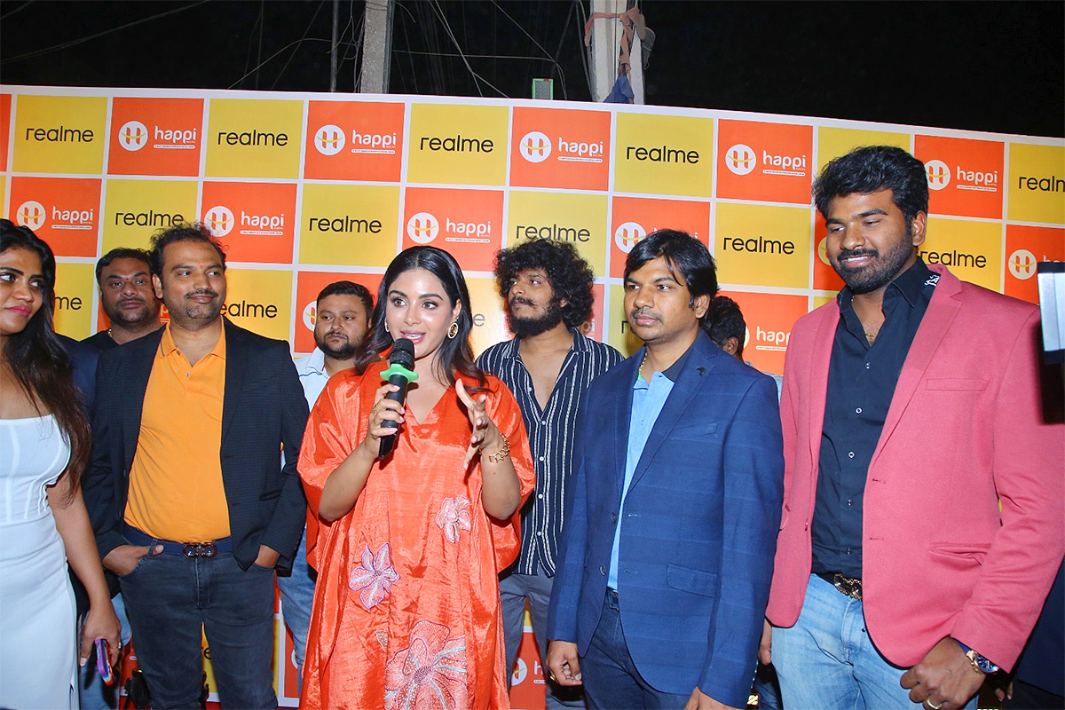Samyuktha_20Menon_20launched_20the_20Realme_2012_20Series_205G_20Mobile-3.jpg 3