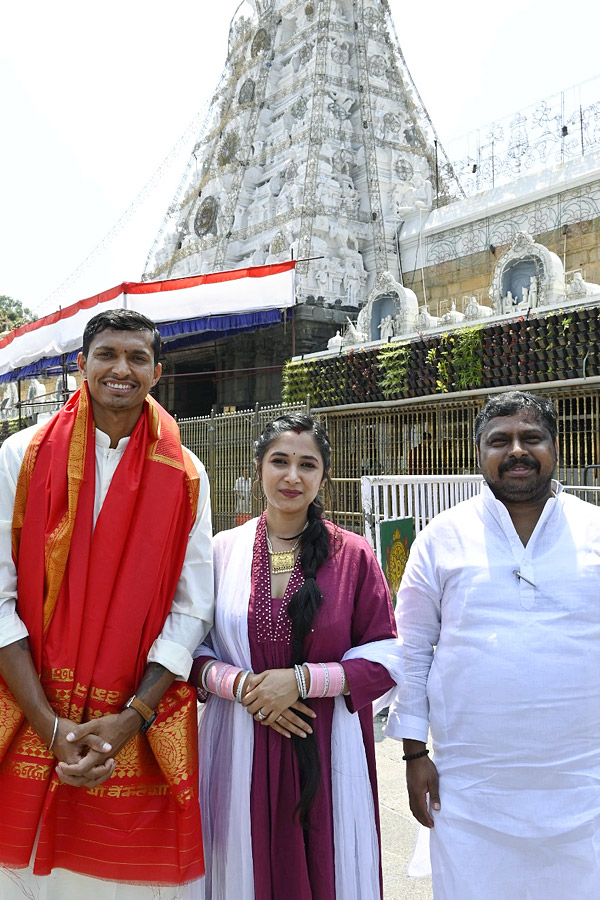 Cricketer_20Navdeep_20Saini_20visits_20Tirumala_20With_20His_20Wife_20Photos_18.jpg 19