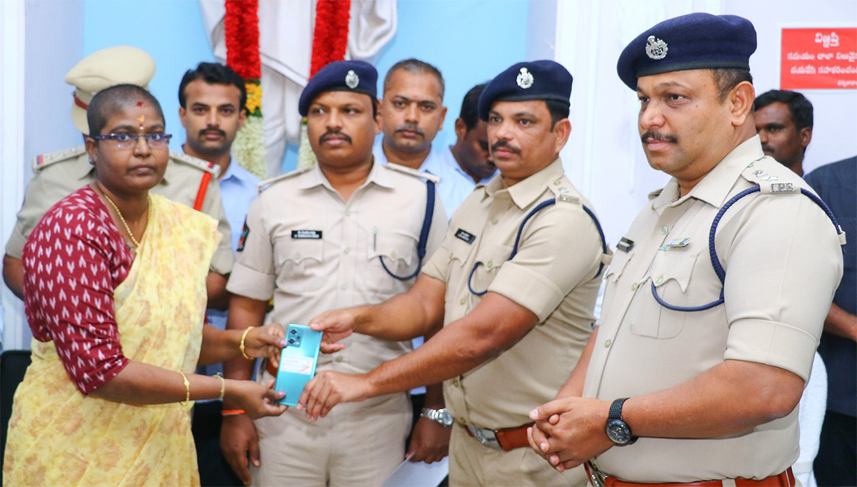 Andhra_20Pradesh_20police_20recover_20over_20lost_20mobile_20phones-11.jpg 11