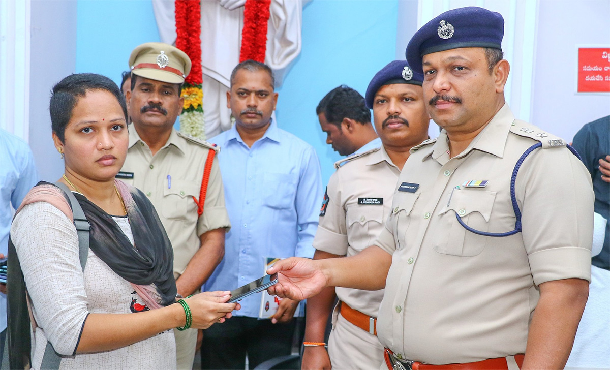 Andhra_20Pradesh_20police_20recover_20over_20lost_20mobile_20phones-12.jpg 12