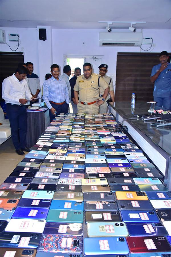 Andhra_20Pradesh_20police_20recover_20over_20lost_20mobile_20phones-13.jpg 13