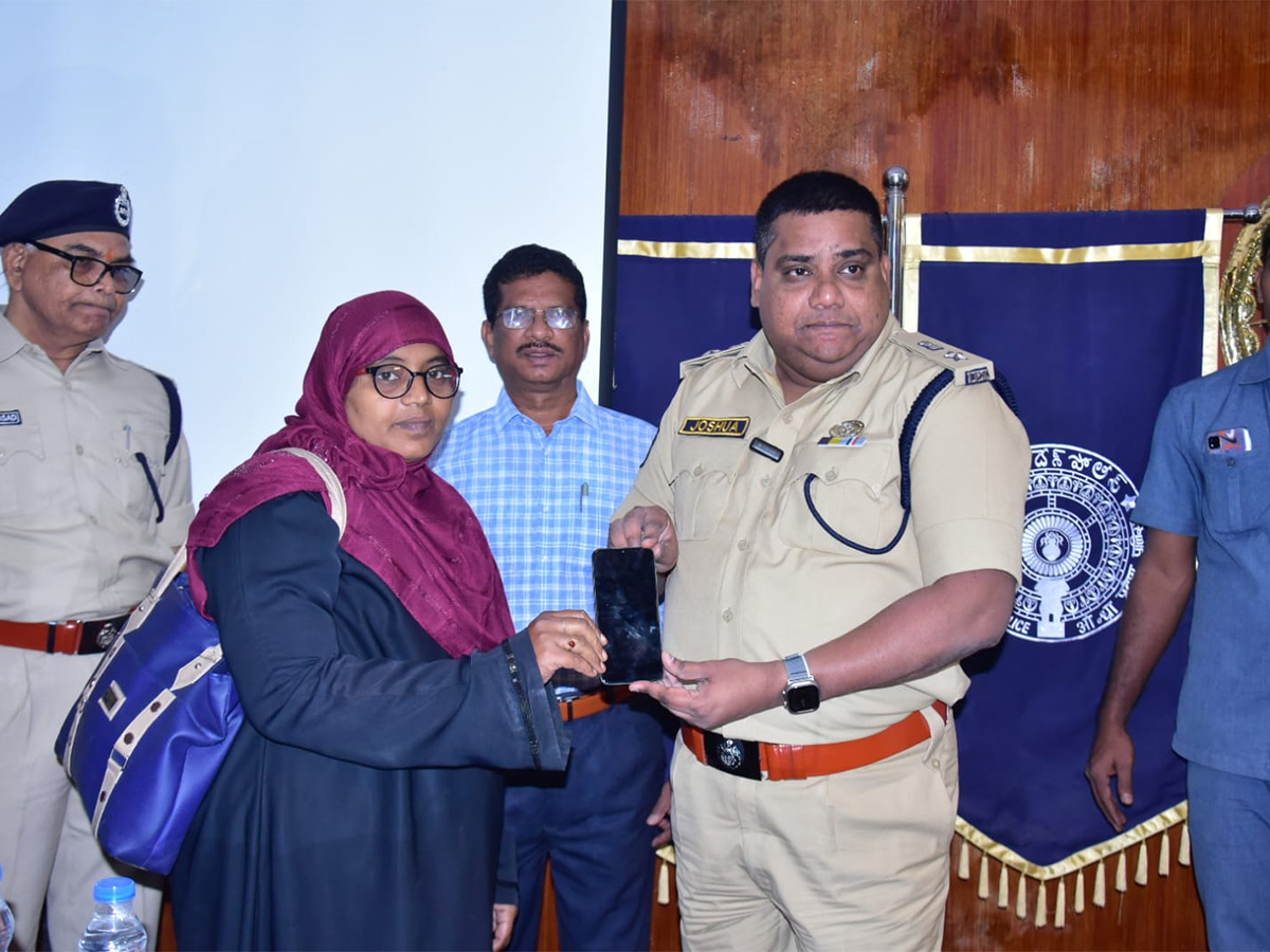 Andhra_20Pradesh_20police_20recover_20over_20lost_20mobile_20phones-14.jpg 14