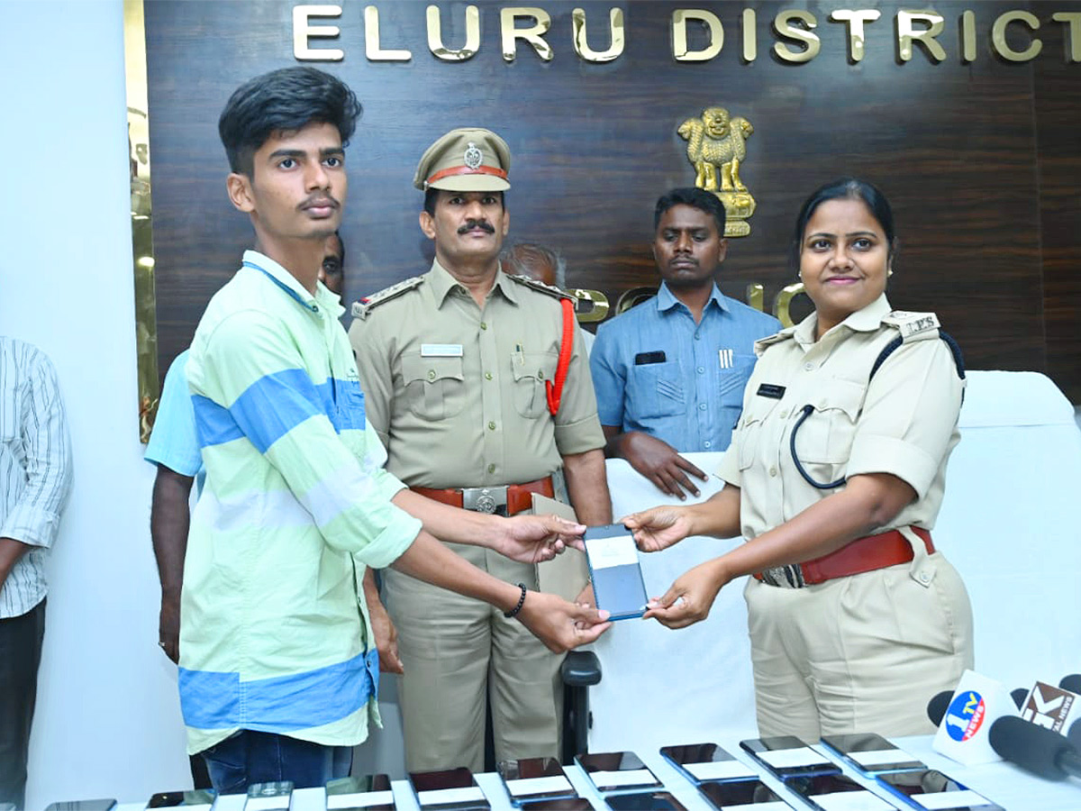 Andhra_20Pradesh_20police_20recover_20over_20lost_20mobile_20phones-6.jpg 6