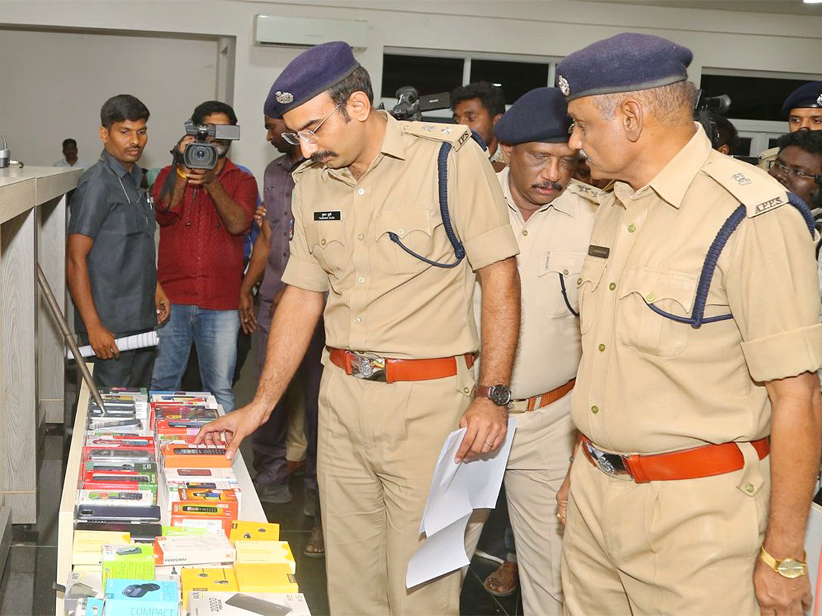 Andhra_20Pradesh_20police_20recover_20over_20lost_20mobile_20phones-8.jpg 8