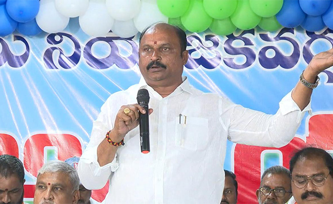 Adapa-Seshu-Comments-At-YSRCP-Kapu.jpg