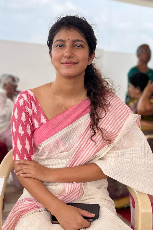 Good_20Night_20actress_20Meetha_20Raghunath_20ties_20the_20knot_20Photos_6.jpg 12