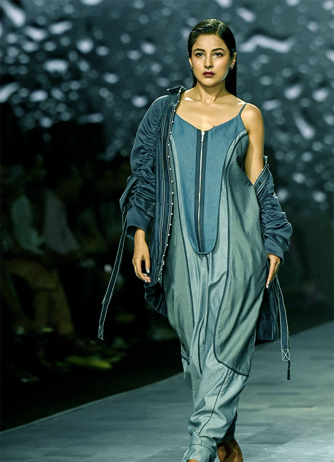 Lakme_20Fashion_20Week_202024_20in_20Mumbai_20Photos-25.jpg 23