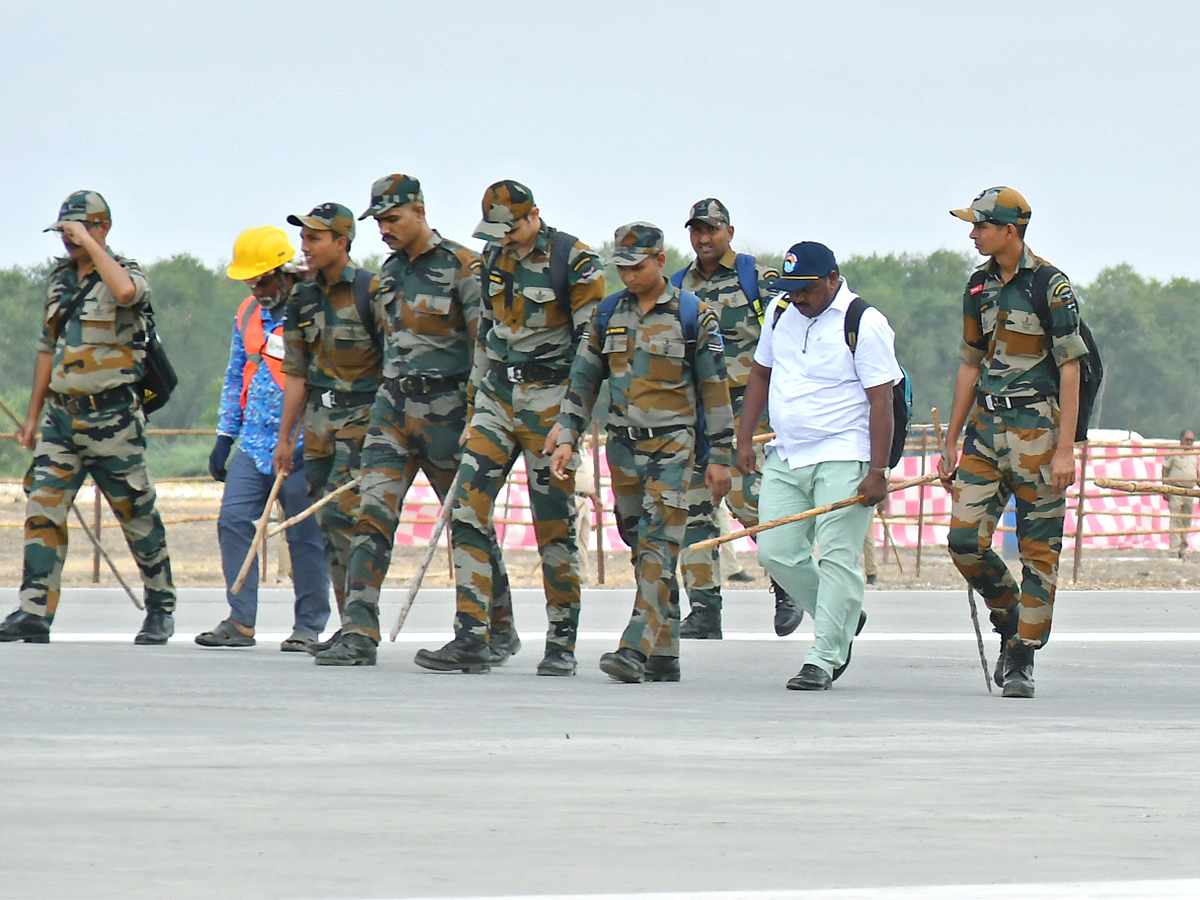 Traffic_20Curbs_20Today_20for_20Trial_20Landing_20of_20IAF_20jet_20on_20NH-16_20in_20Bapatla_20District-10.jpg 10