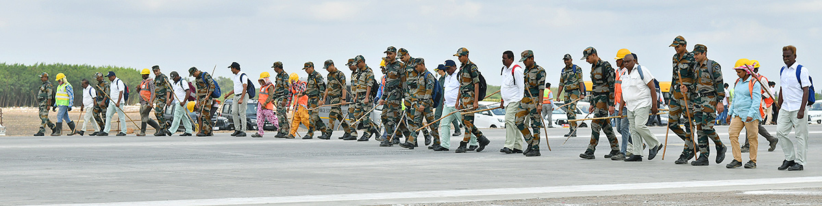 Traffic_20Curbs_20Today_20for_20Trial_20Landing_20of_20IAF_20jet_20on_20NH-16_20in_20Bapatla_20District-15.jpg 14