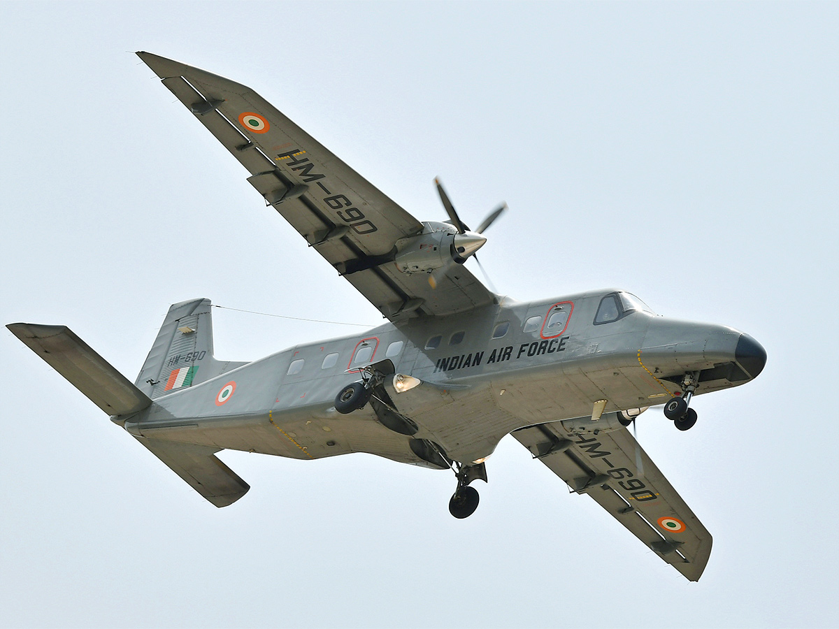 Traffic_20Curbs_20Today_20for_20Trial_20Landing_20of_20IAF_20jet_20on_20NH-16_20in_20Bapatla_20District-16.jpg 15