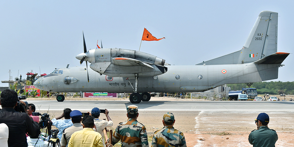 Traffic_20Curbs_20Today_20for_20Trial_20Landing_20of_20IAF_20jet_20on_20NH-16_20in_20Bapatla_20District-19.jpg 17