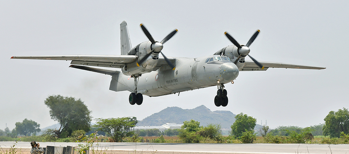Traffic_20Curbs_20Today_20for_20Trial_20Landing_20of_20IAF_20jet_20on_20NH-16_20in_20Bapatla_20District-24.jpg 22