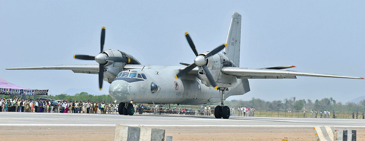 Traffic_20Curbs_20Today_20for_20Trial_20Landing_20of_20IAF_20jet_20on_20NH-16_20in_20Bapatla_20District-27.jpg 25