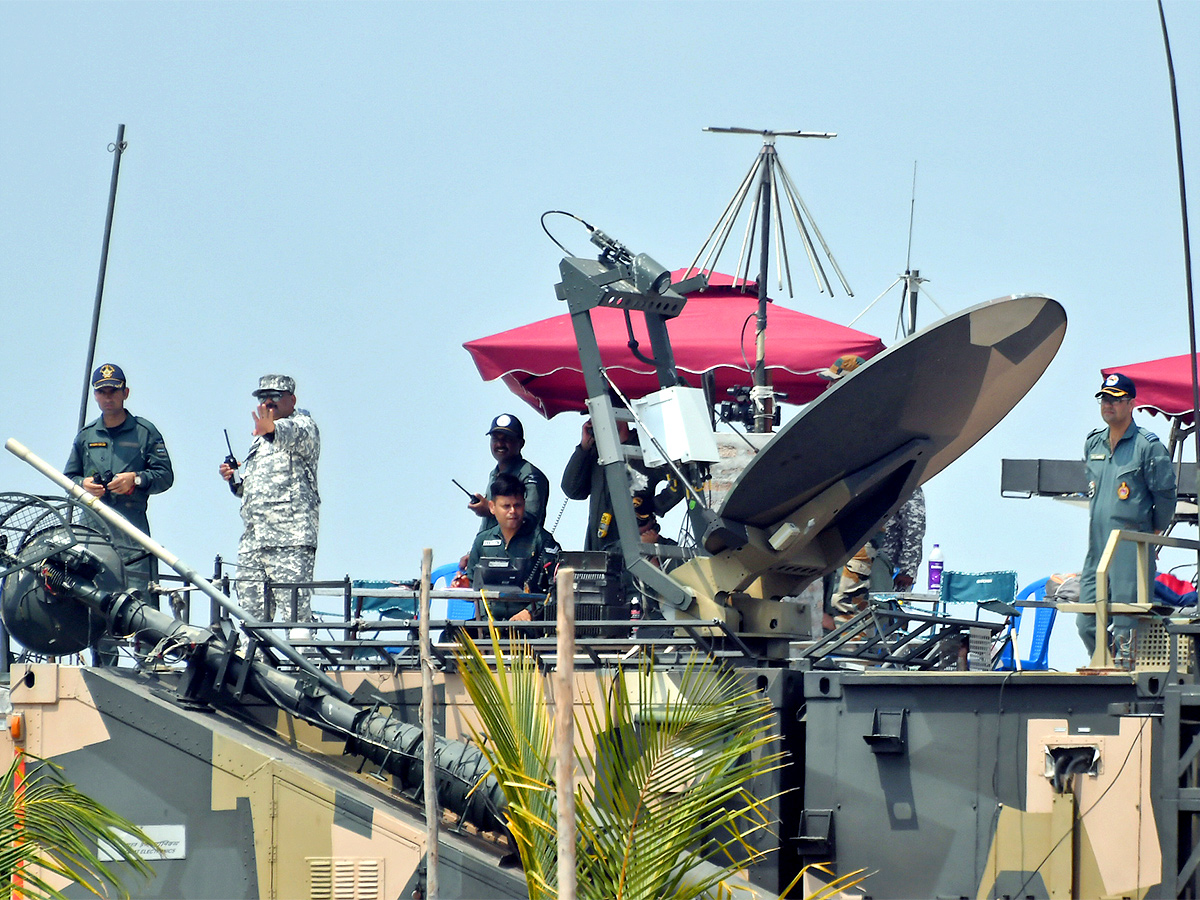 Traffic_20Curbs_20Today_20for_20Trial_20Landing_20of_20IAF_20jet_20on_20NH-16_20in_20Bapatla_20District-31.jpg 29