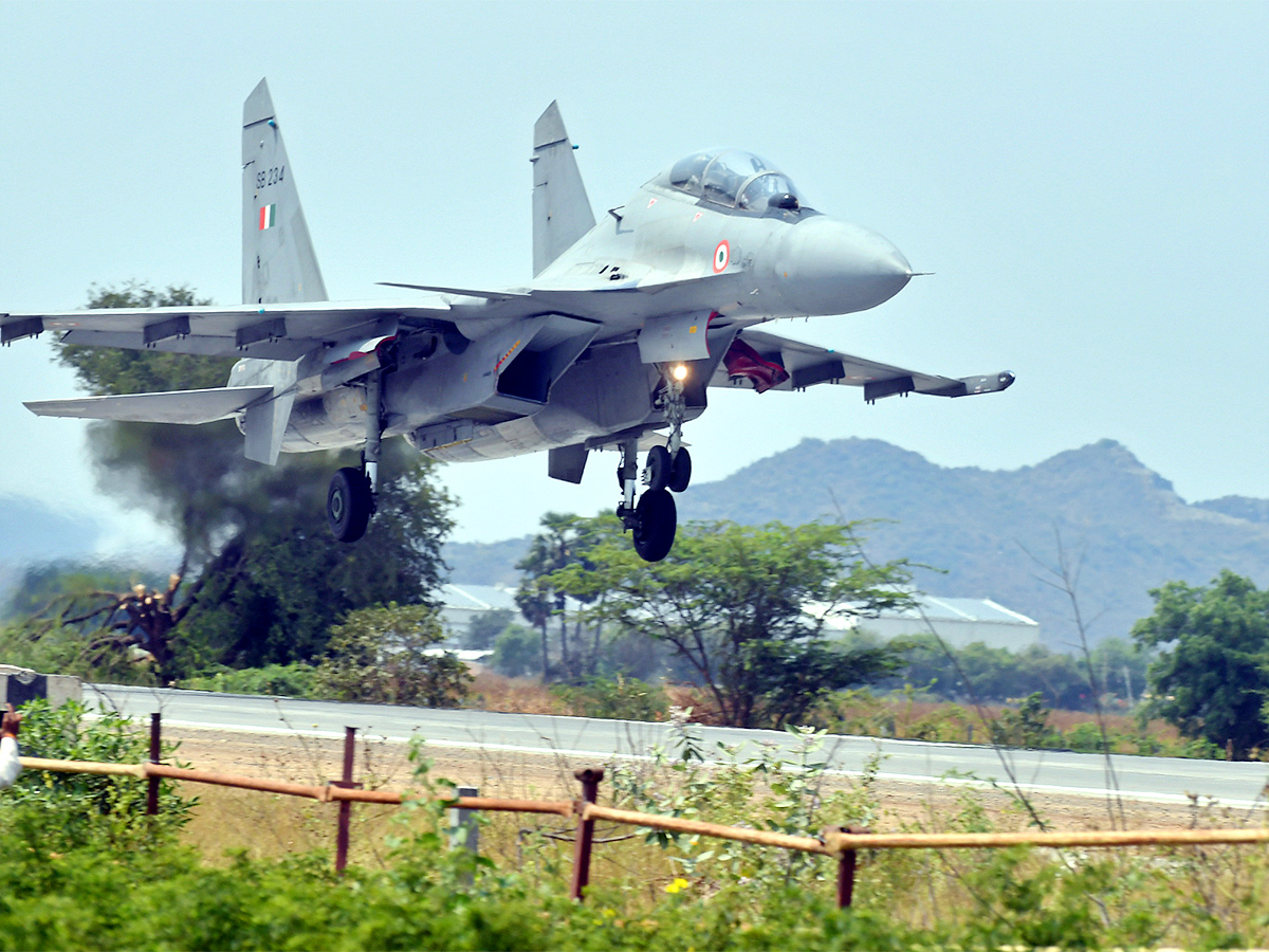 Traffic_20Curbs_20Today_20for_20Trial_20Landing_20of_20IAF_20jet_20on_20NH-16_20in_20Bapatla_20District-4.jpg 4