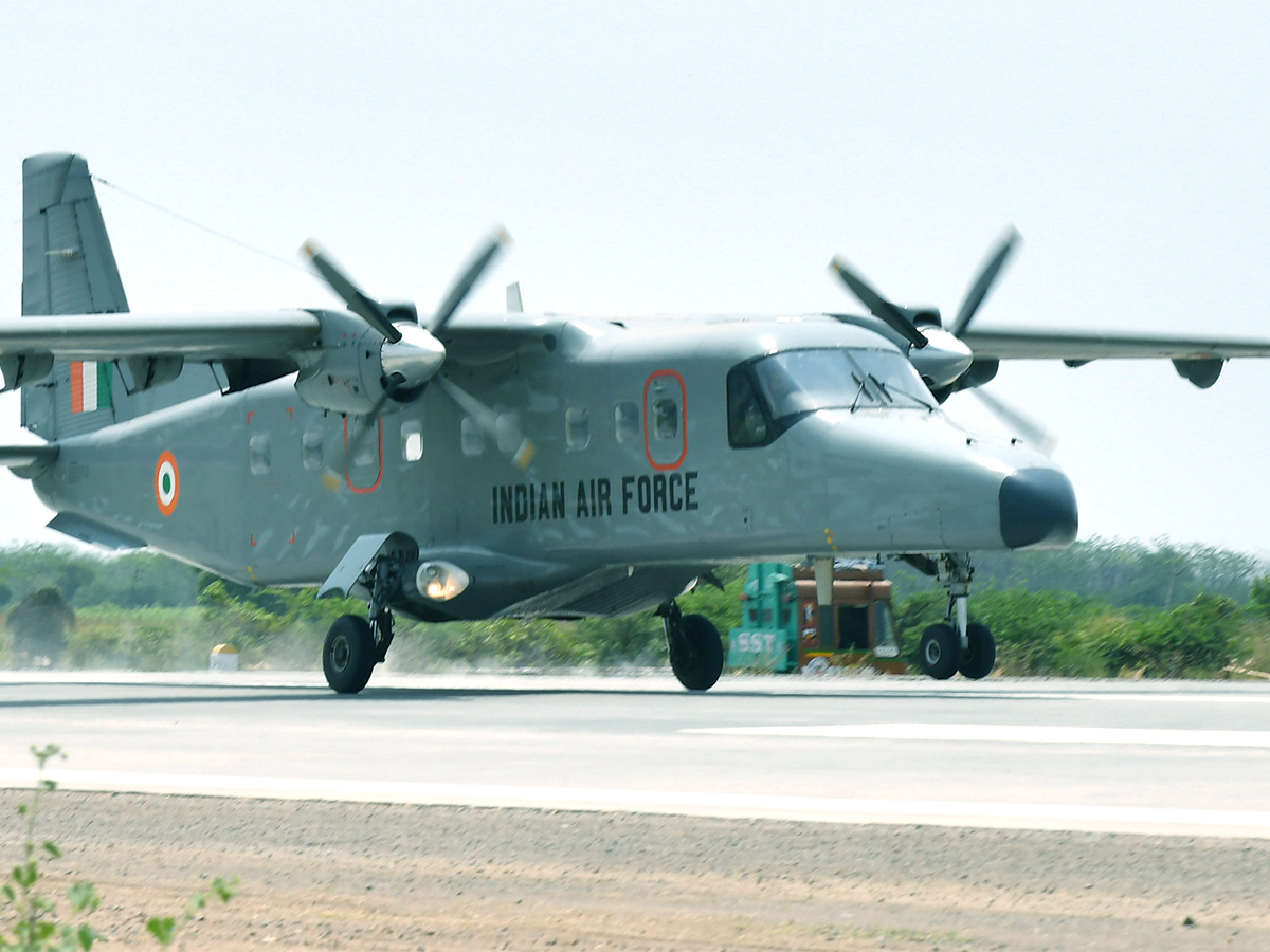 Traffic_20Curbs_20Today_20for_20Trial_20Landing_20of_20IAF_20jet_20on_20NH-16_20in_20Bapatla_20District-5.jpg 5