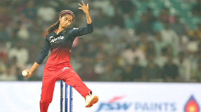 RCB_20Shreyanka_20Patil_20in_20WPL_202024-12.jpg 12