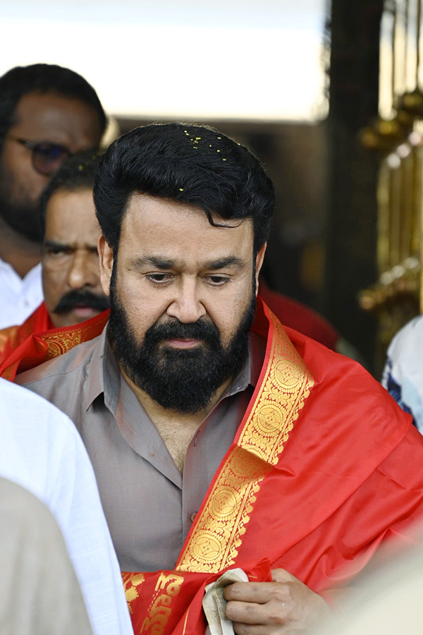 Tollywood_20Celebrities_20Special_20Prayers_20At_20Tirumala_20Tirupati_20Photos_10.jpg 23