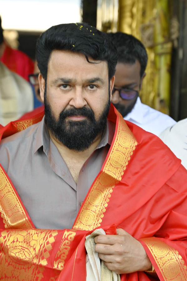 Tollywood_20Celebrities_20Special_20Prayers_20At_20Tirumala_20Tirupati_20Photos_11.jpg 24