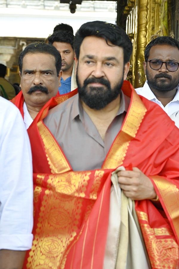 Tollywood_20Celebrities_20Special_20Prayers_20At_20Tirumala_20Tirupati_20Photos_12.jpg 25