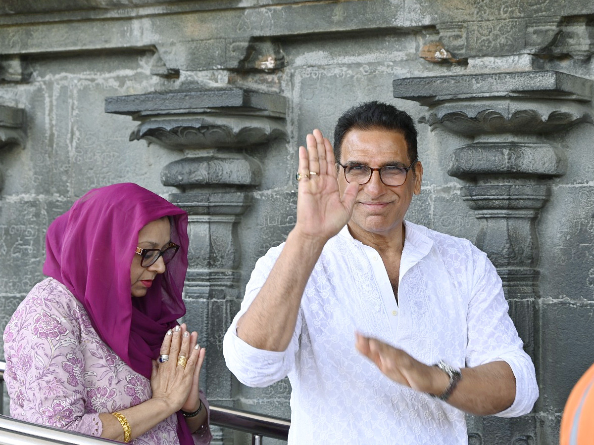 Tollywood_20Celebrities_20Special_20Prayers_20At_20Tirumala_20Tirupati_20Photos_16.jpg 29