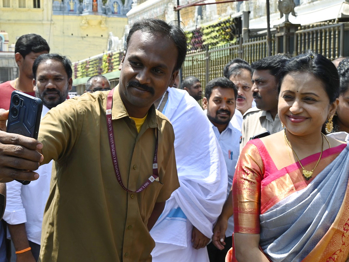 Tollywood_20Celebrities_20Special_20Prayers_20At_20Tirumala_20Tirupati_20Photos_17.jpg 30