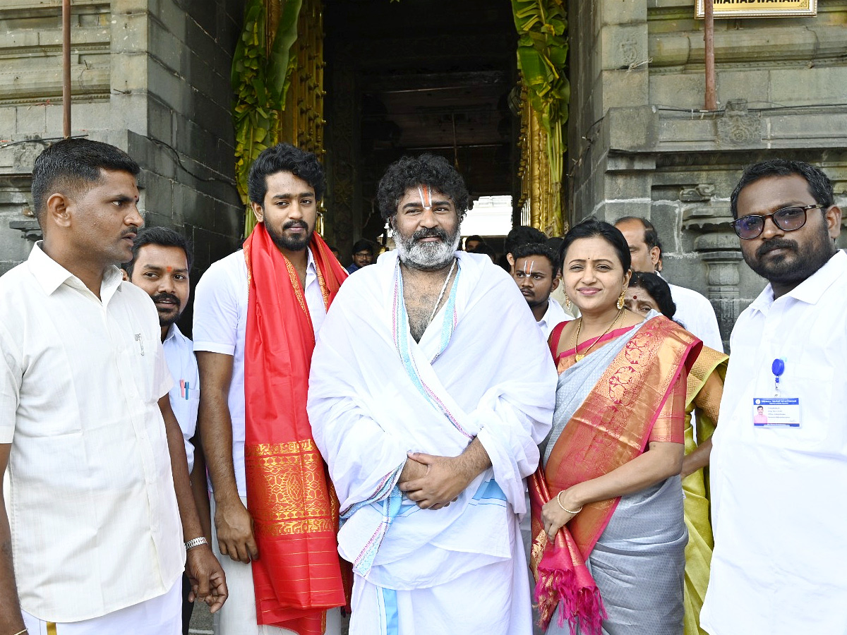 Tollywood_20Celebrities_20Special_20Prayers_20At_20Tirumala_20Tirupati_20Photos_19.jpg 2