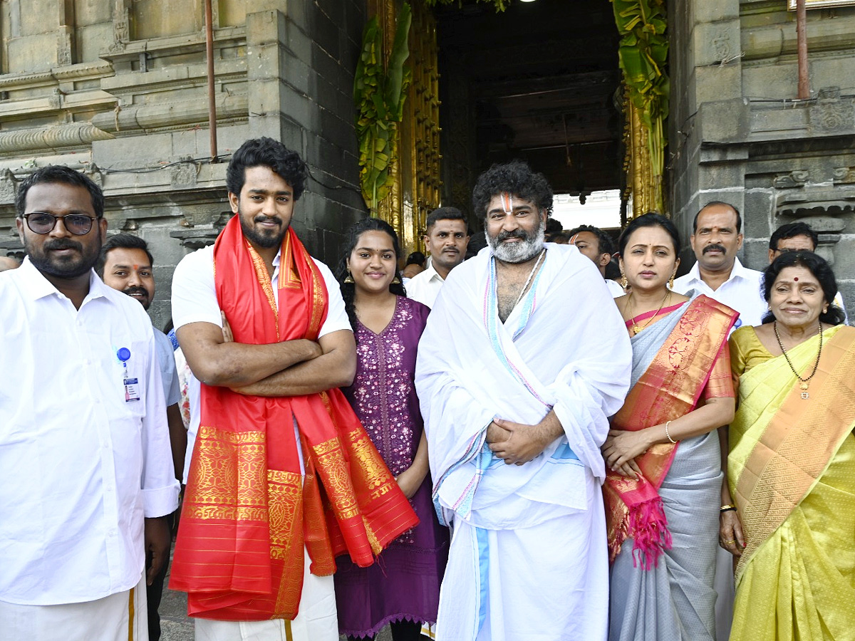 Tollywood_20Celebrities_20Special_20Prayers_20At_20Tirumala_20Tirupati_20Photos_23.jpg 6