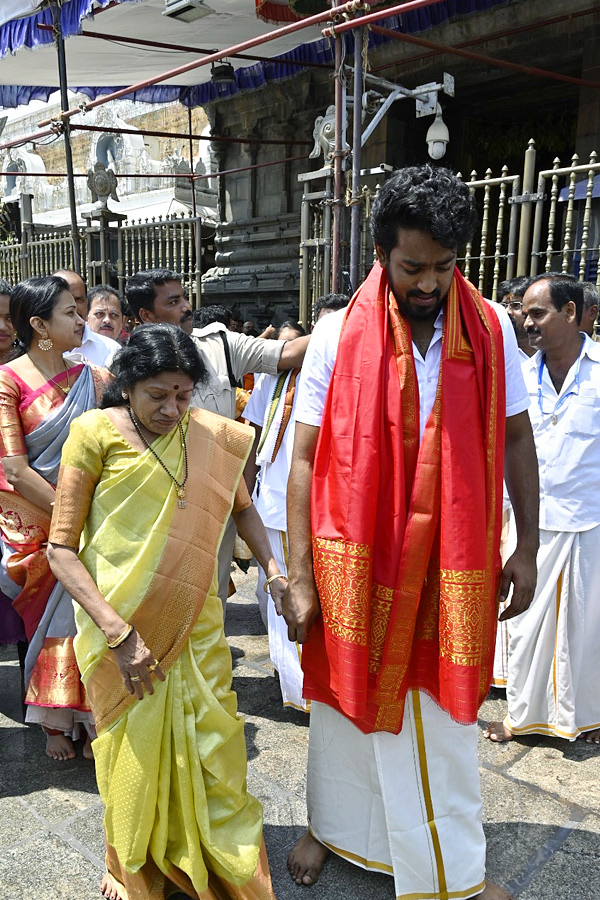 Tollywood_20Celebrities_20Special_20Prayers_20At_20Tirumala_20Tirupati_20Photos_24.jpg 7
