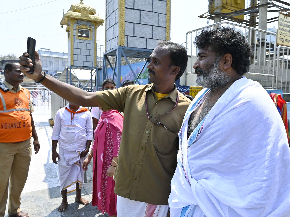 Tollywood_20Celebrities_20Special_20Prayers_20At_20Tirumala_20Tirupati_20Photos_25.jpg 8